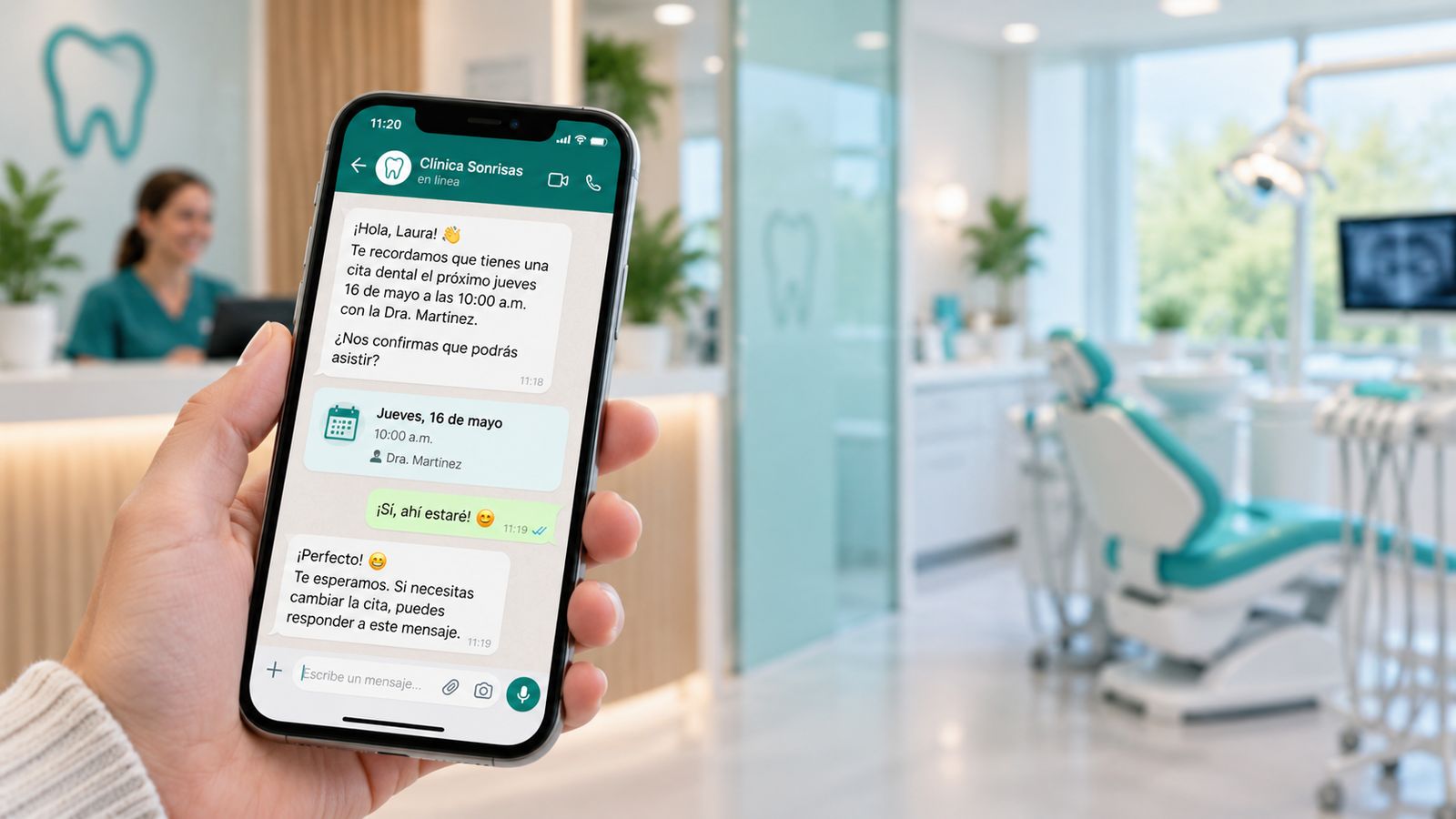 Paciente leyendo en WhatsApp el recordatorio de su cita dental